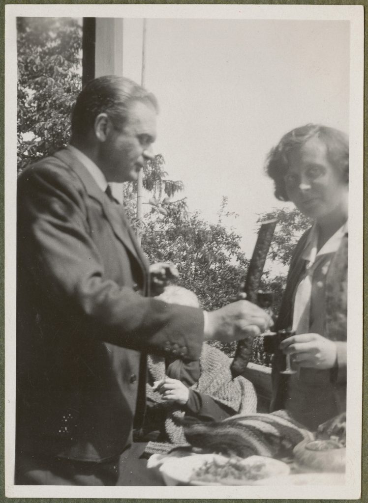 Wspólne śniadanie w Rudawie, scena w plenerze