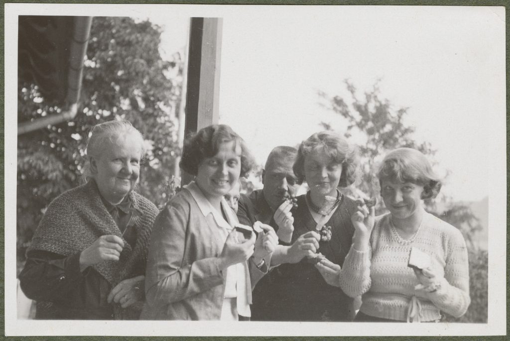 Sześć osób na śniadaniu, portret w plenerze