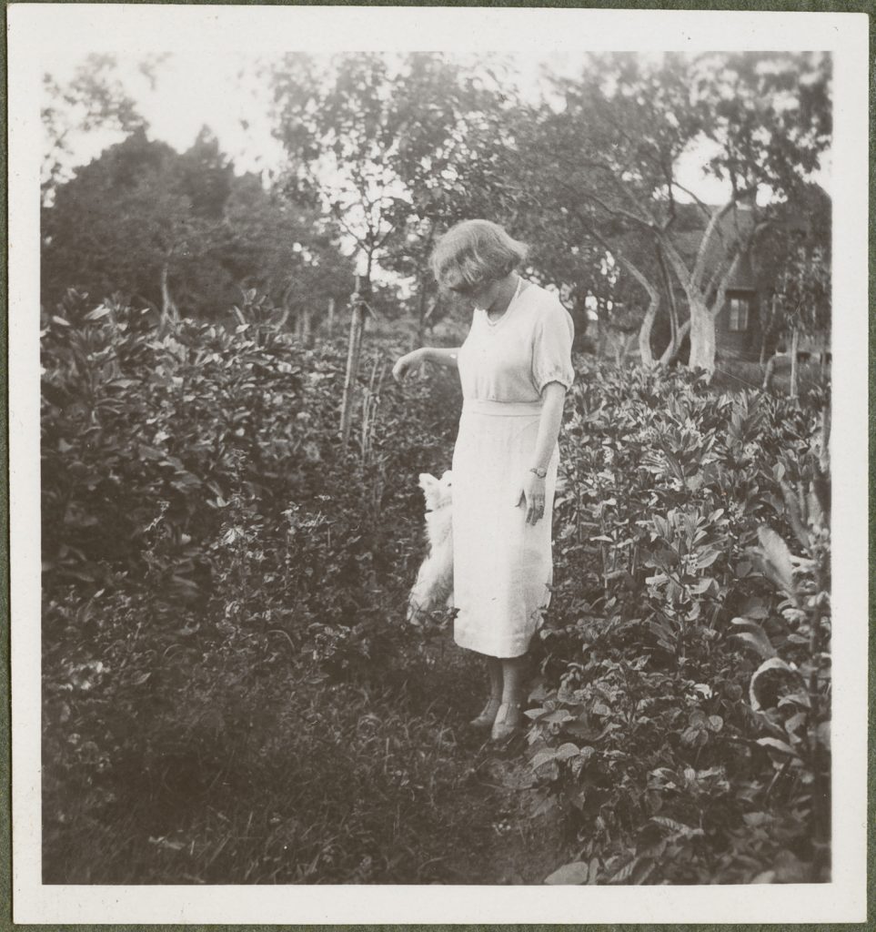 Karola Karyłowska z psem, portret w ogrodzie