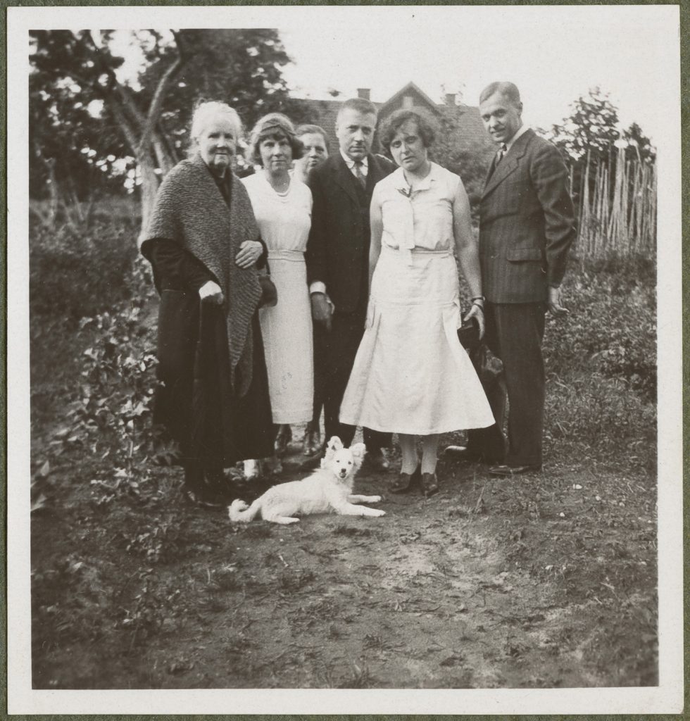 Sześć gości Karyłowskich, portret w plenerze