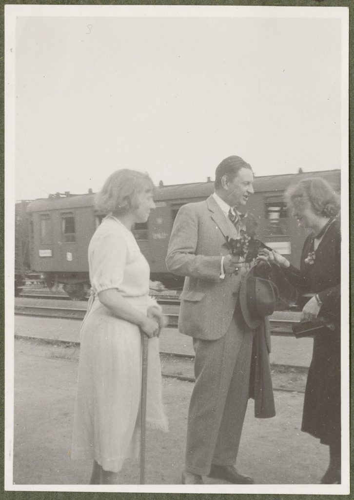 Przyjazd Macieja Ostoi-Starzewskiego, scena na dworcu w Rudawie