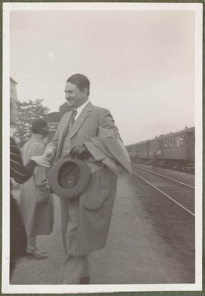 Przyjazd Macieja Ostoi-Starzewskiego, scena na peronie