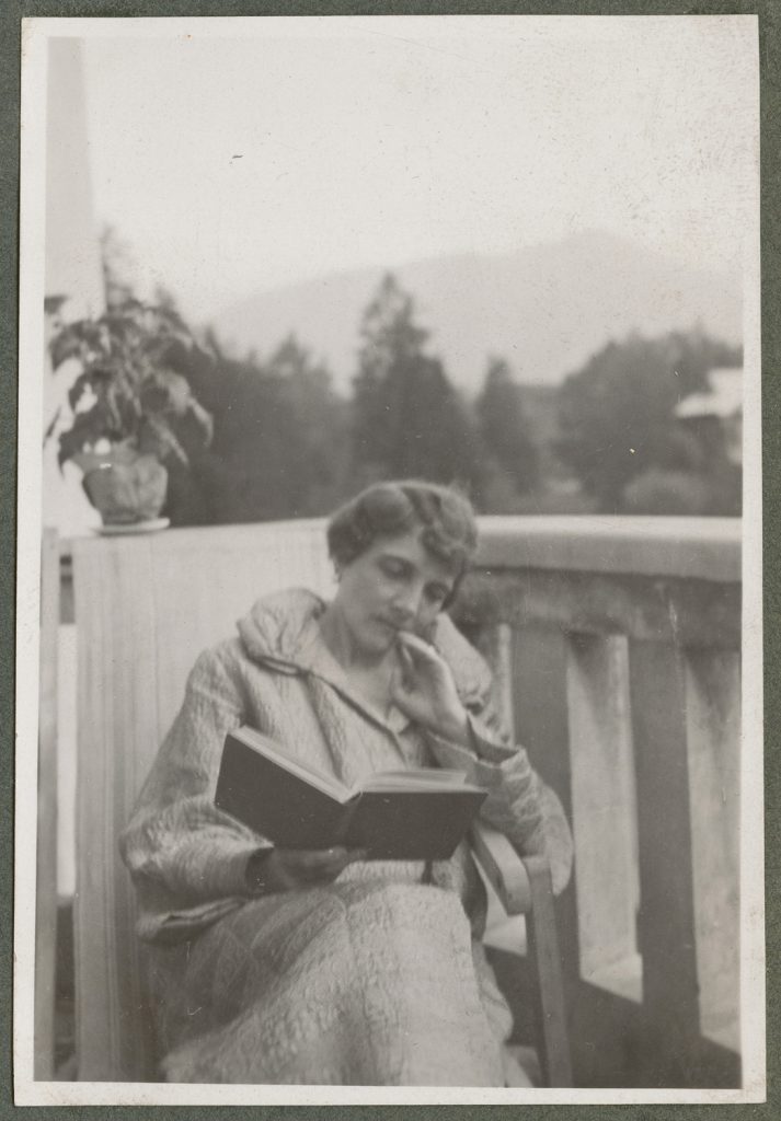 Wanda Korytowska siedząca na balkonie, czytająca, portret