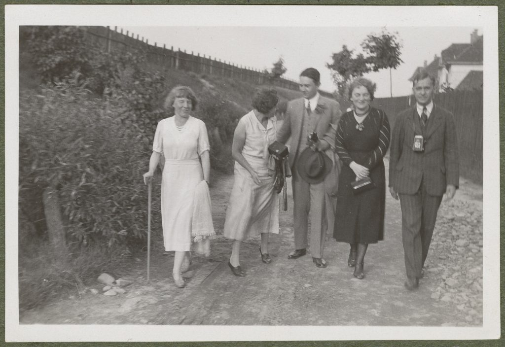 Goście Karyłowskich idący drogą, portret grupowy