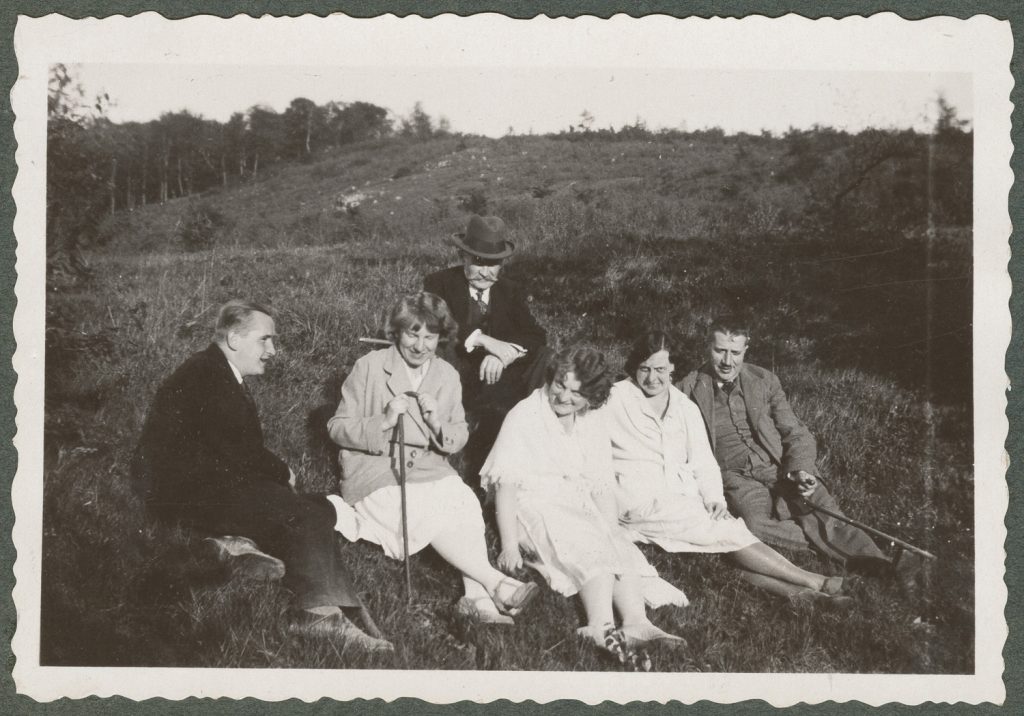 Grupa pozująca na trawie, portret w plenerze, Rudawa