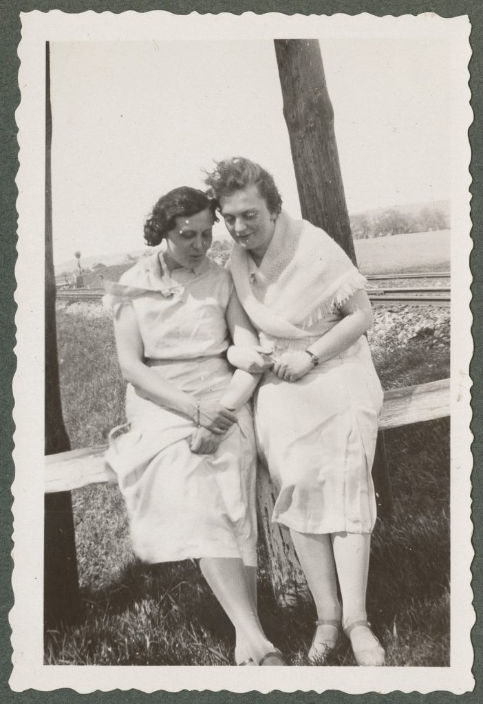 Dwie kobiety siedzące na rampie, portret w plenerze