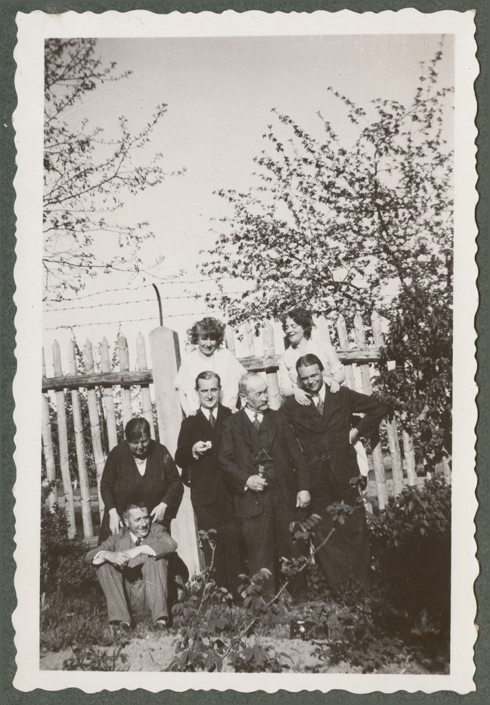 Sześć osób w ogrodzie, portret w plenerze, Rudawa