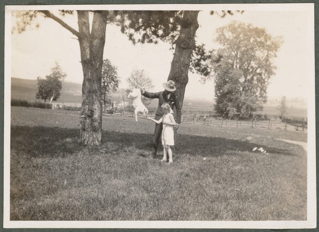 Mężczyzna, dziewczynka i pies, scena w plenerze