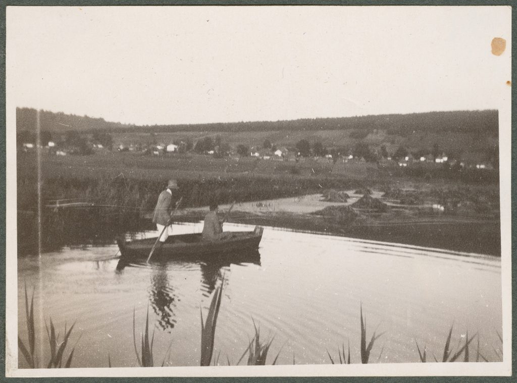 Dwaj wędkarze w łódce, scena w plenerze