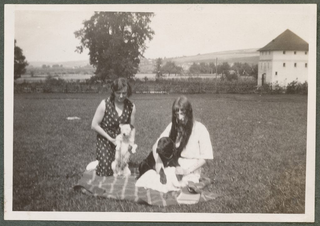 Dwie kobiety na kocu, scena w plenerze, Branice