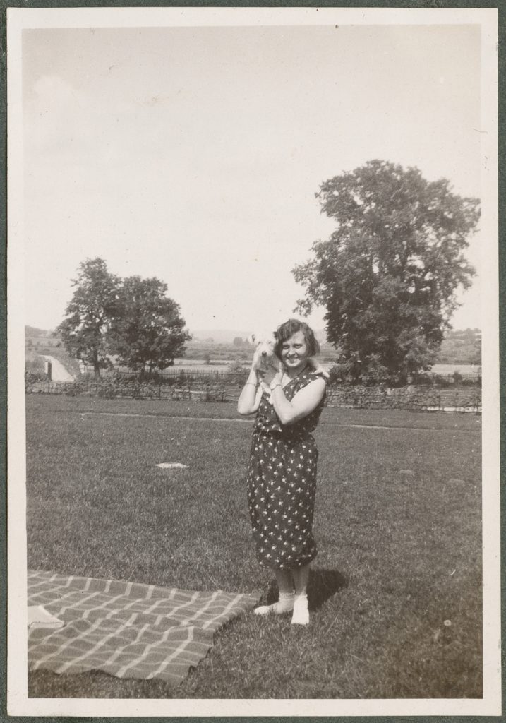 Helena Szlachtowska na łące, portret w plenerze