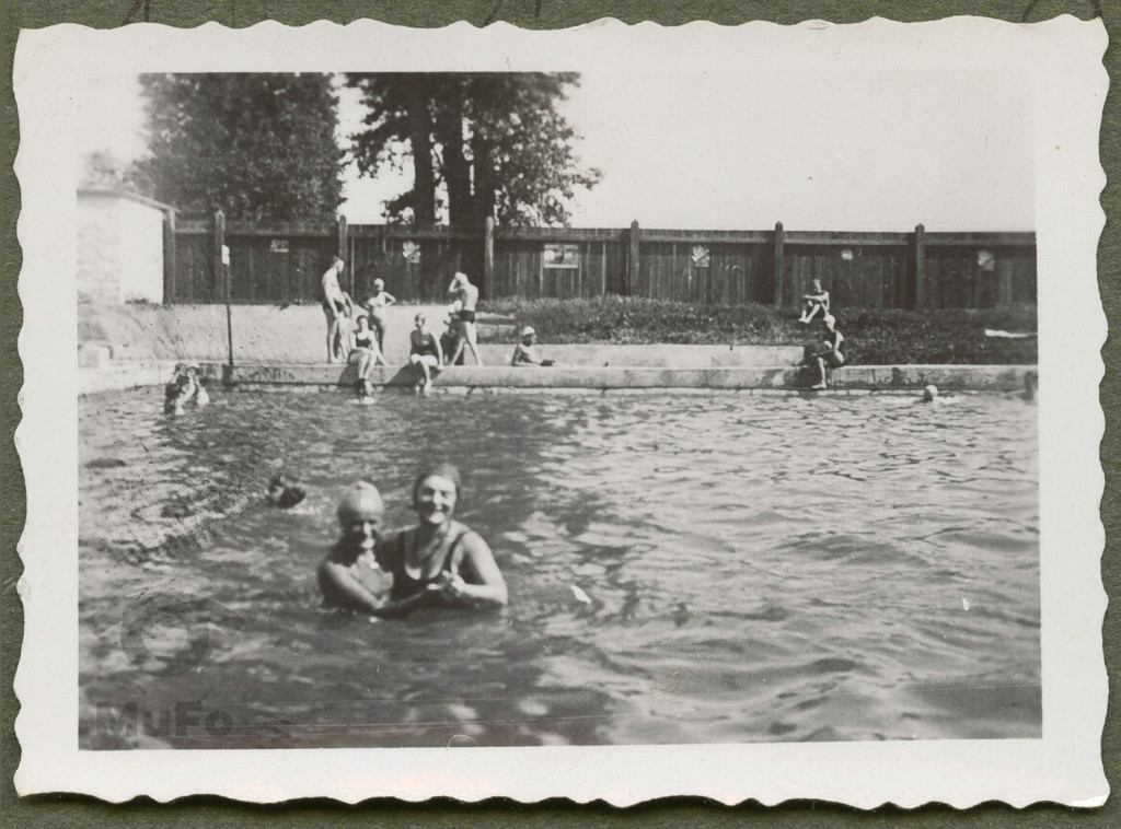 Kraków, basen w Łobzowie, plażowicze, Zofia Mussilowa z przyjaciółką sfotografowane w wodzie