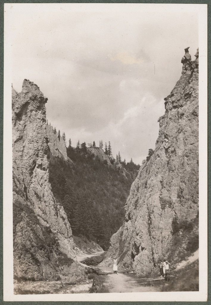 Tatry, Dolina za Bramką, turyści - sztafaż, widok, pejzaż górski