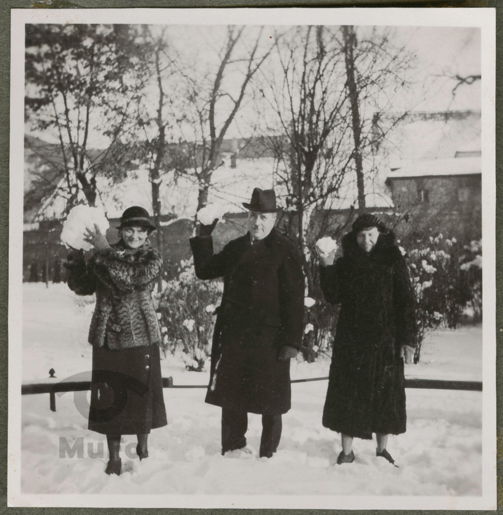 Kraków, Planty zimą, Zofia i Karola Kosińskie oraz Stanisław Karyłowski, (?) portret w plenerze,"Śnieżna walka na Plantach"