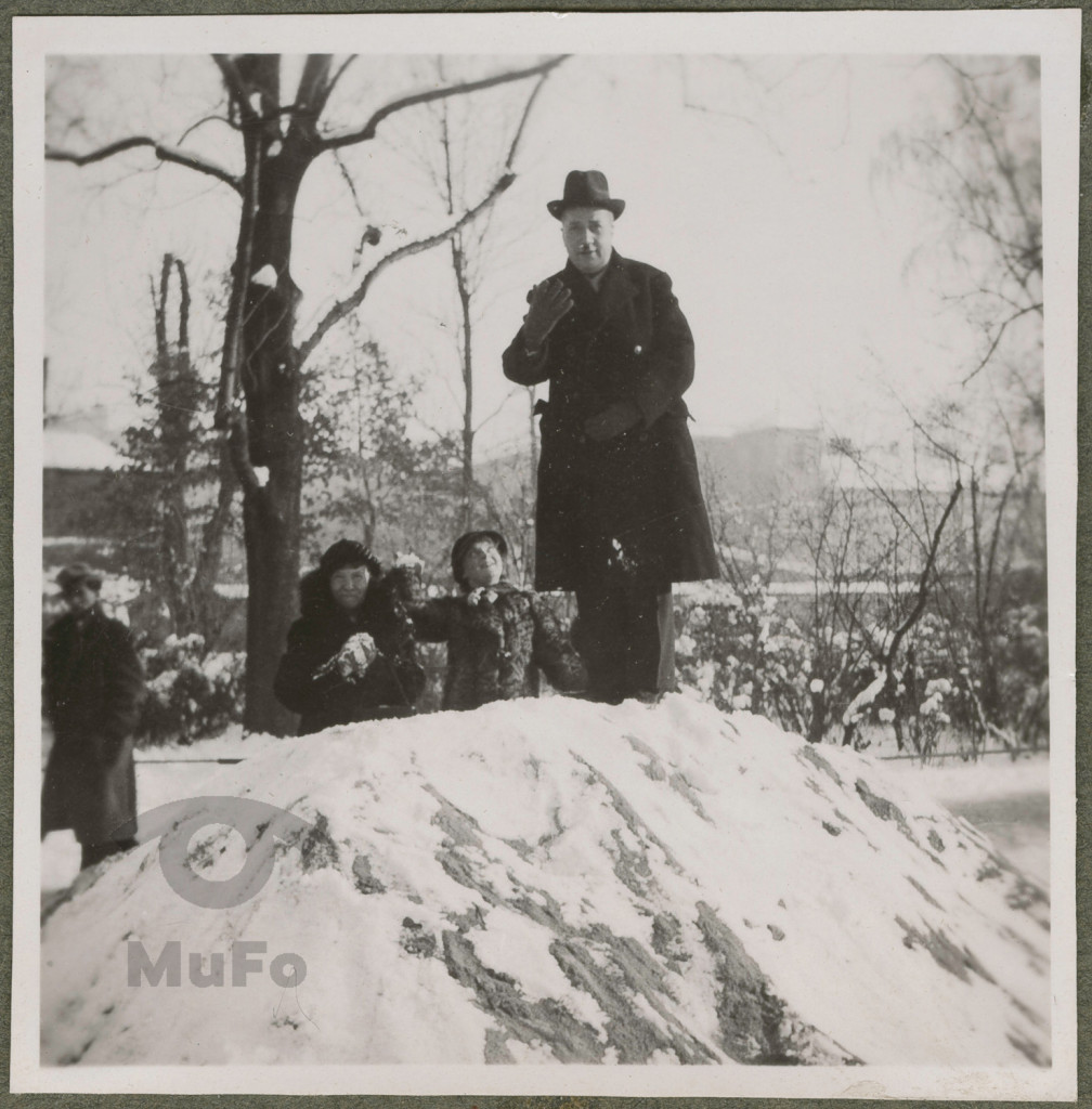 Kraków, Planty, Karola i Zofia Kosińskie i Stanisław Karyłowski (?) na szczycie ośnieżonej górki; w tle Wawel lub klasztor św. Michała; "Śnieżna walka na Plantach"