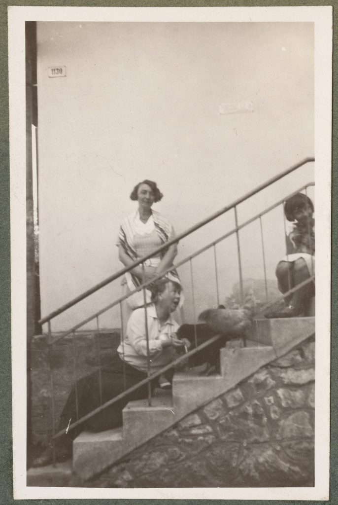 Trzy kobiety siedzące na schodach pod domem, portret