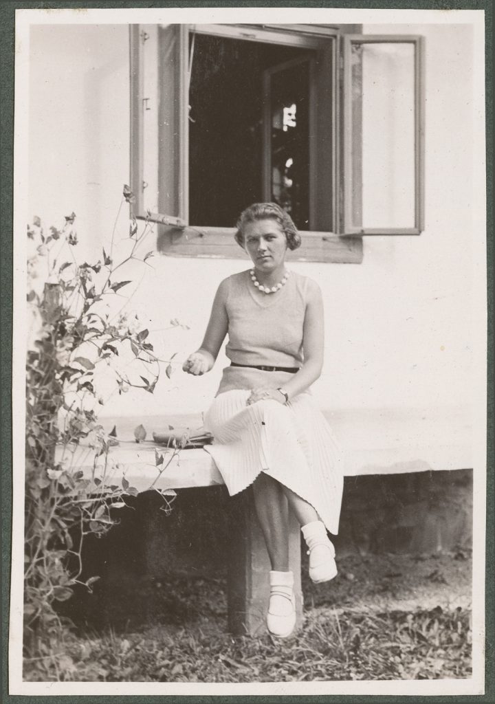 Helena Homolacs, portret przed domem