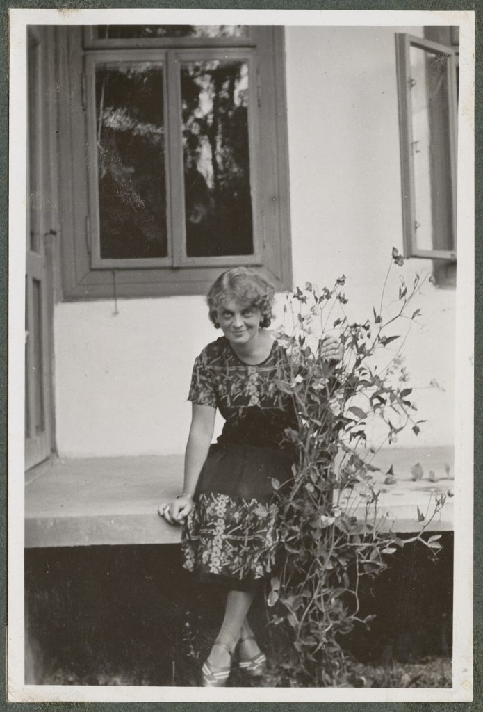 Zofia Mussilowa, portret przed domem