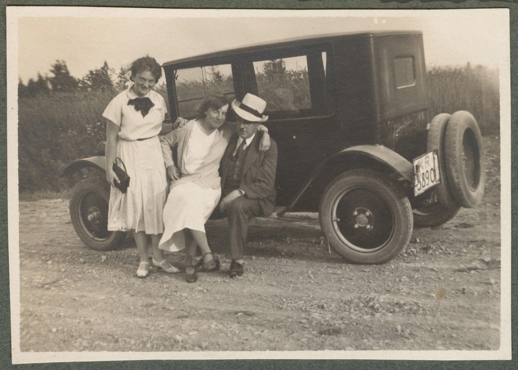 Trzy osoby przy samochodzie, portret w plenerze