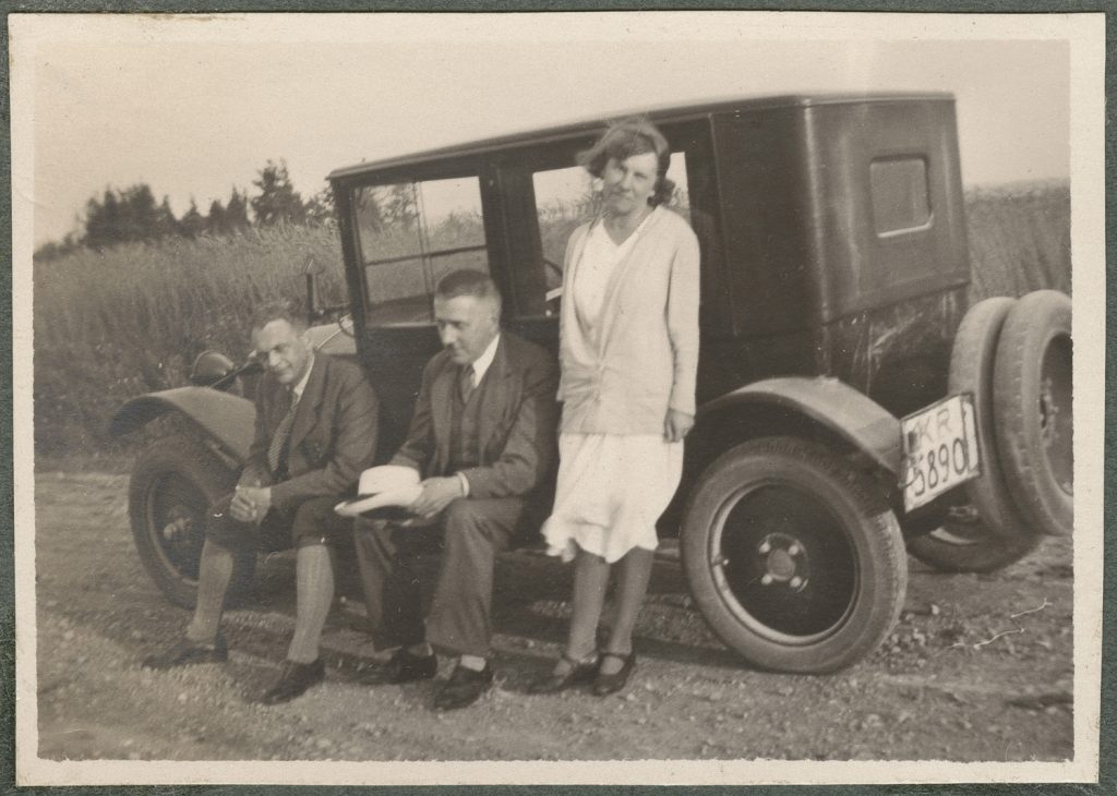 Scenka przy samochodzie, portret zbiorowy w plenerze