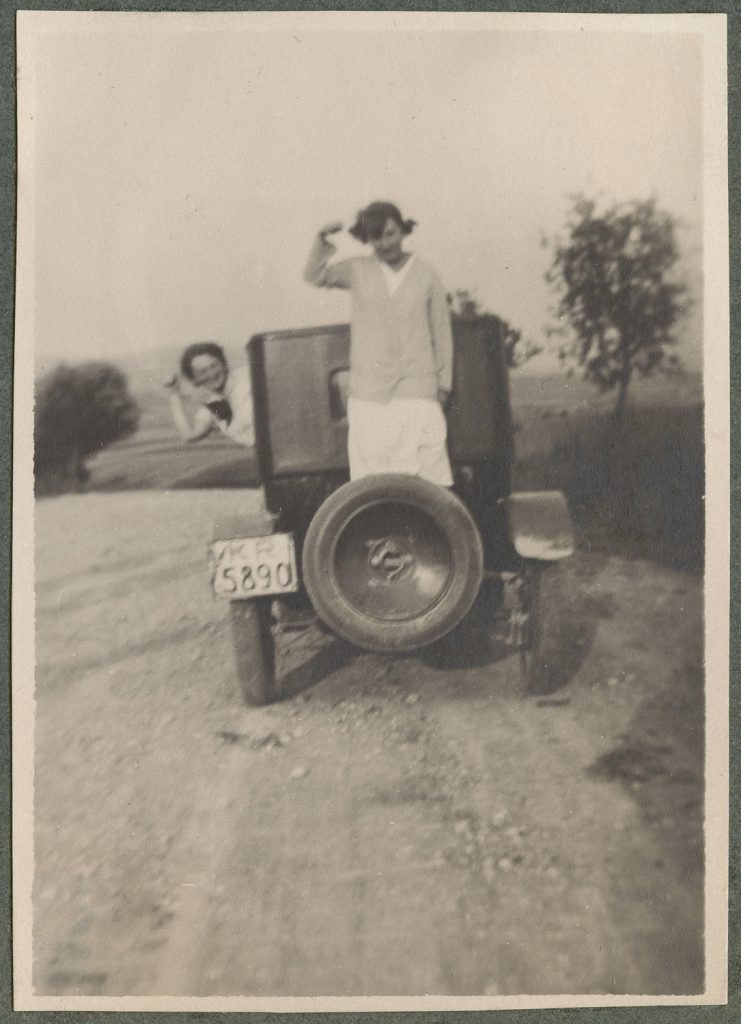 Siostry Kosińskie przy samochodzie, portret w plenerze