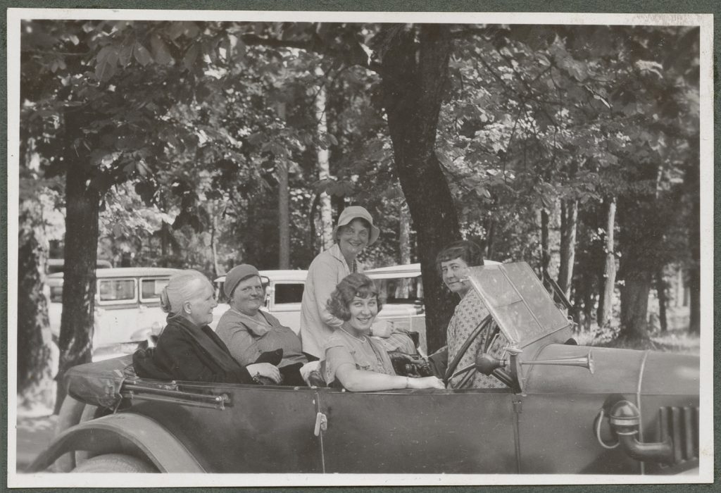 Grupa kobiet w samochodzie, portret zbiorowy