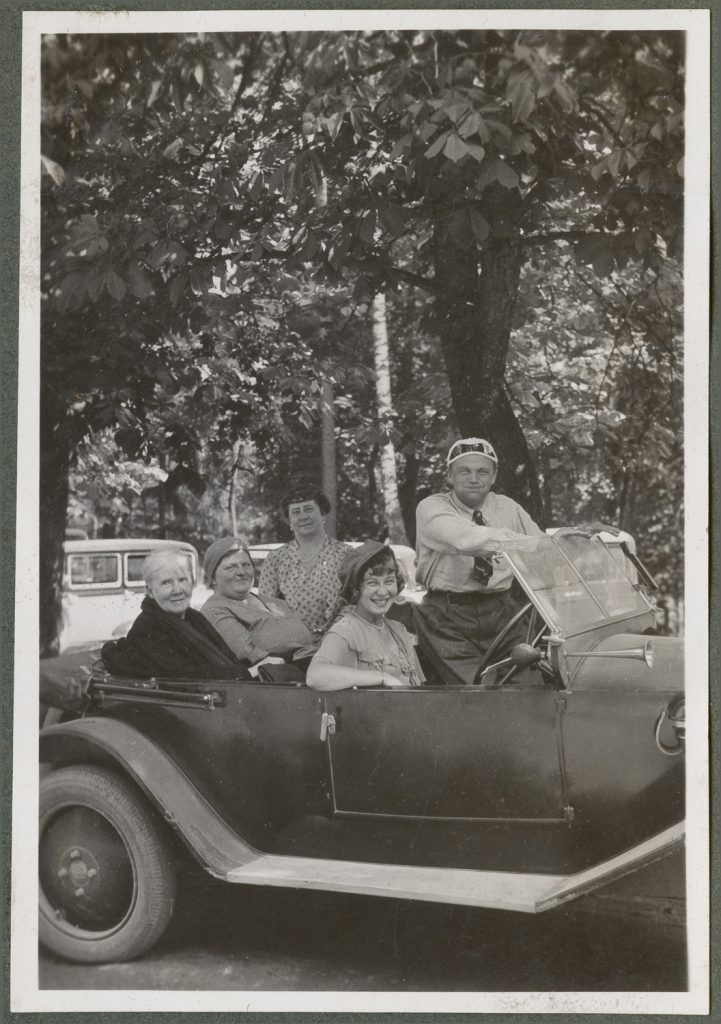 Grupa osób w samochodzie, portret zbiorowy w plenerze