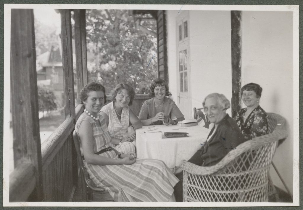 Grupa kobiet na ganku, portret zbiorowy w plenerze