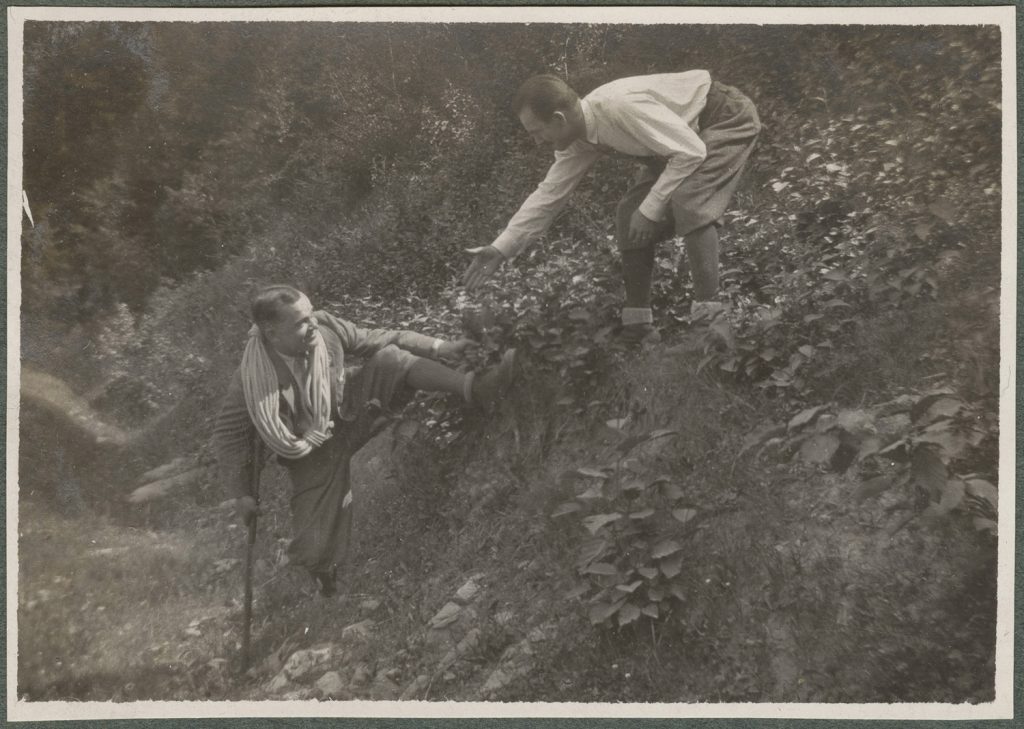 Dwóch mężczyzn w górach, scena w plenerze