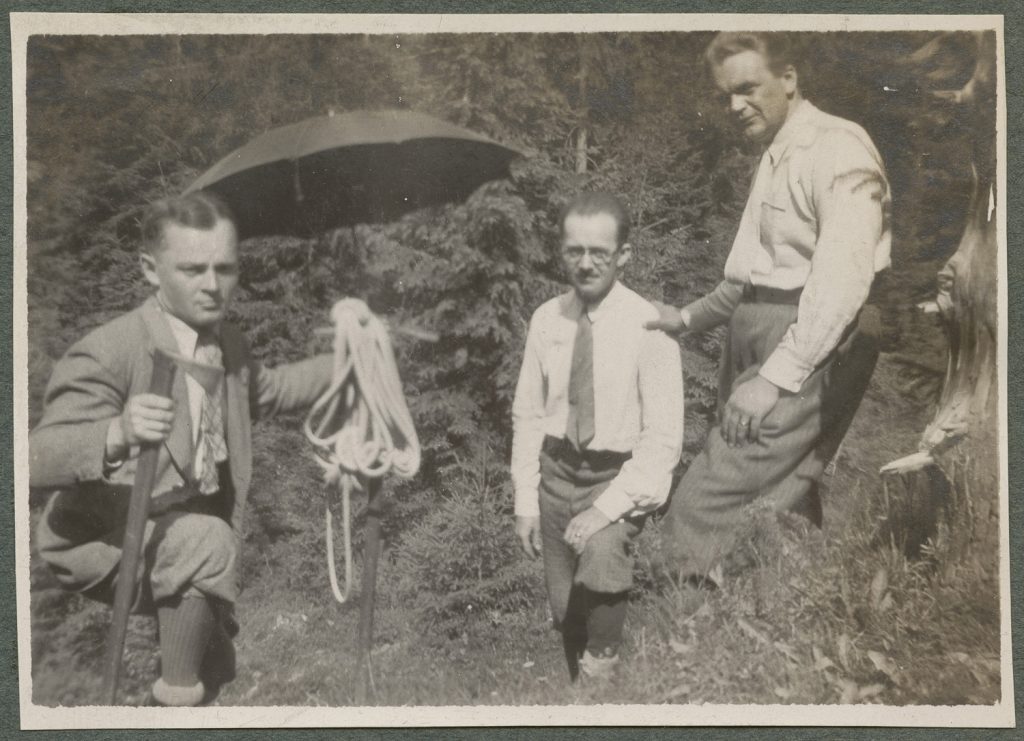 Grupa turystów na wzniesieniu, scena w plenerze