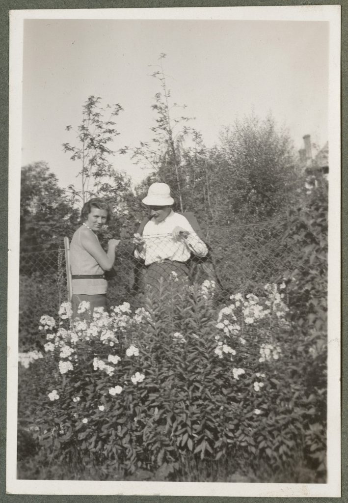 Dwie osoby w ogrodzie, scenka rodzajowa