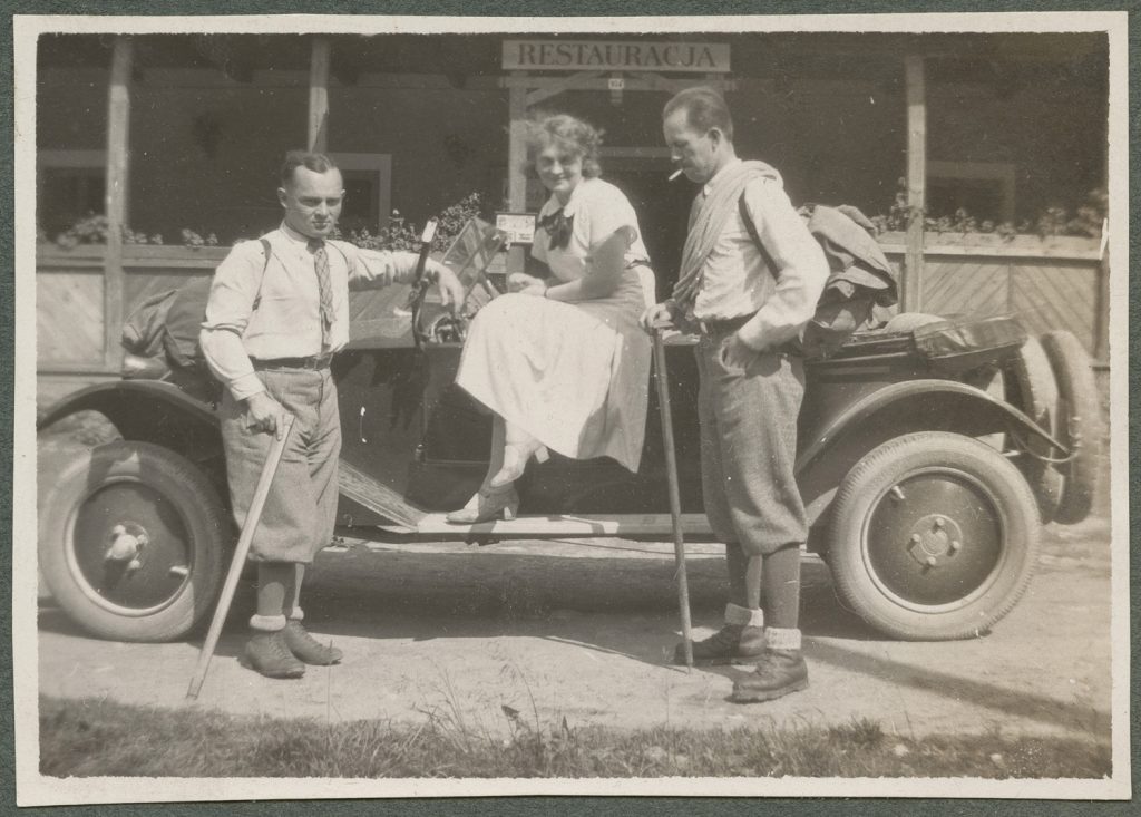 Grupa ludzi pod restauracją