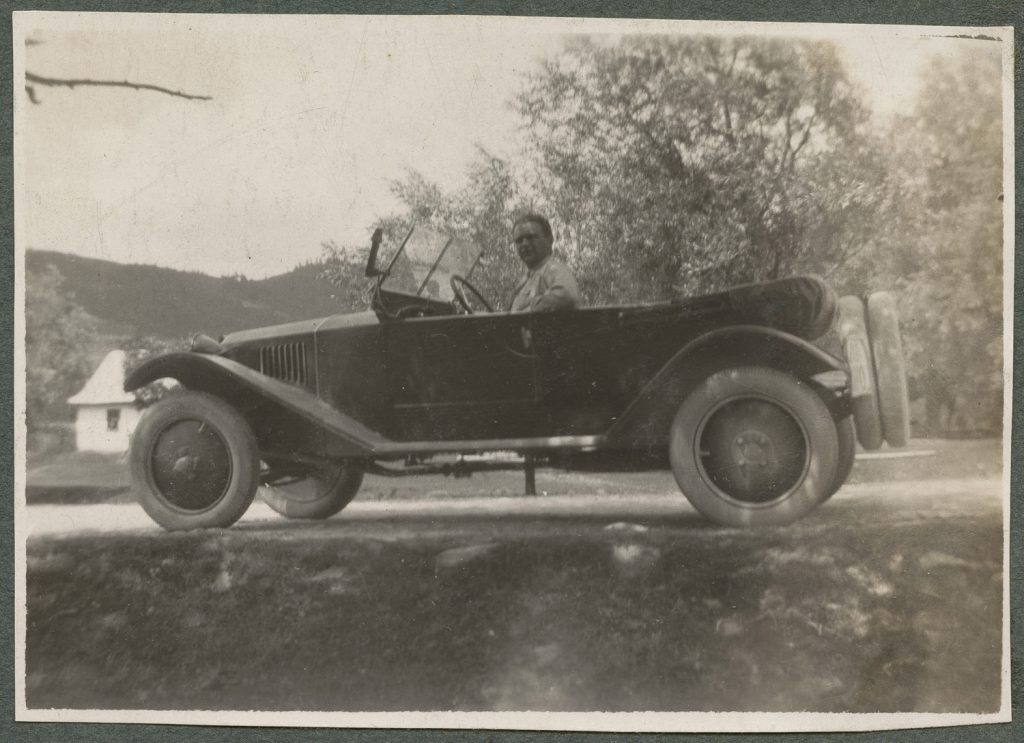 Paweł Mussil w samochodzie, portret w plenerze