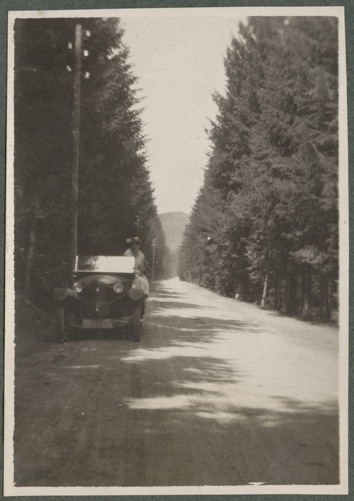 Zofia Mussilowa w samochodzie, portret w plenerze