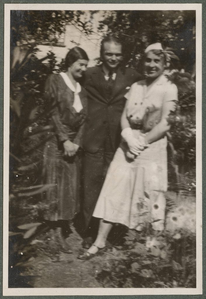 Trzy osoby w ogrodzie, portret grupowy