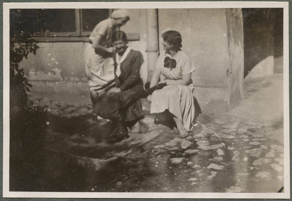 Trzy kobiety na podwórzu, scena w plenerze