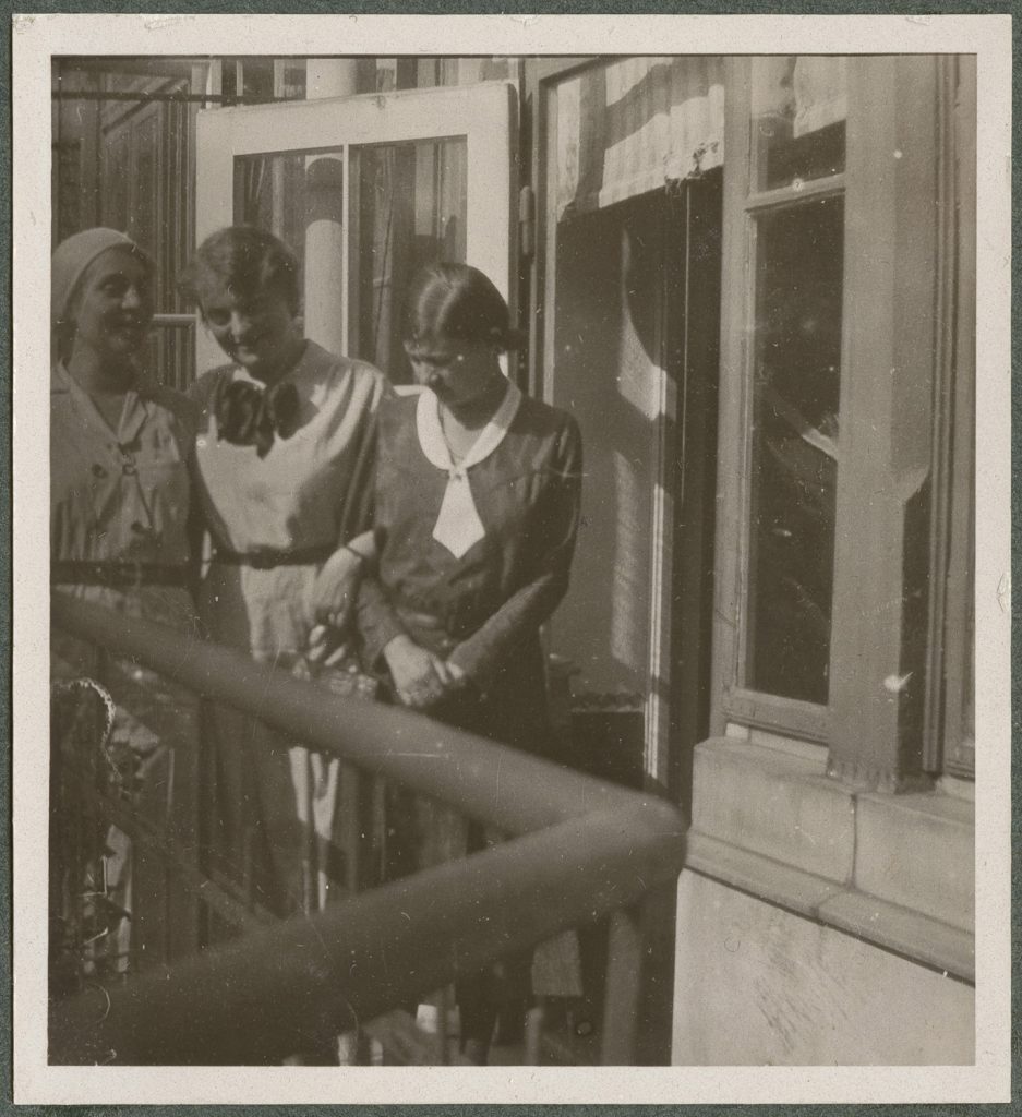 Trzy kobiety na balkonie, portret w plenerze