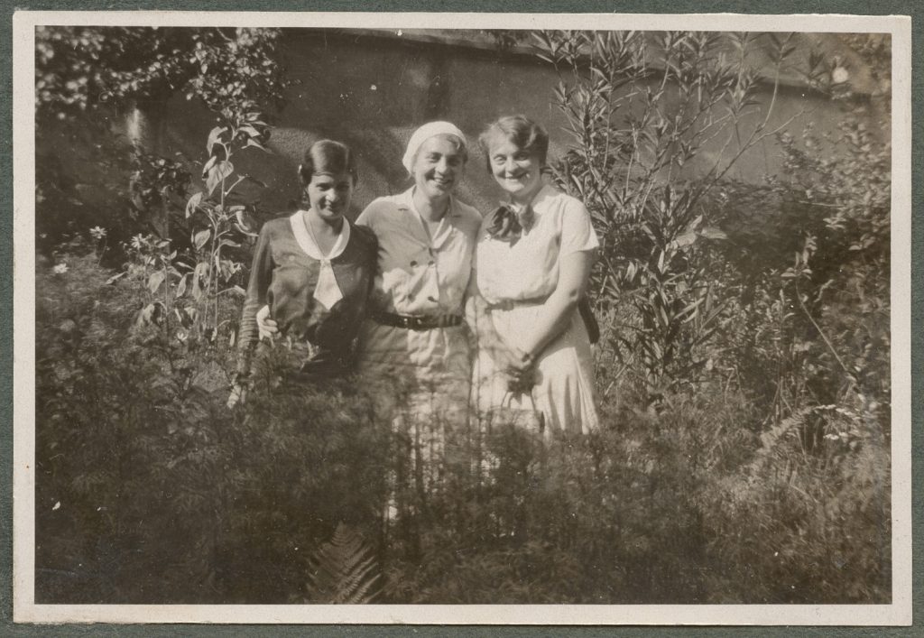 Trzy kobiety, portret w plenerze