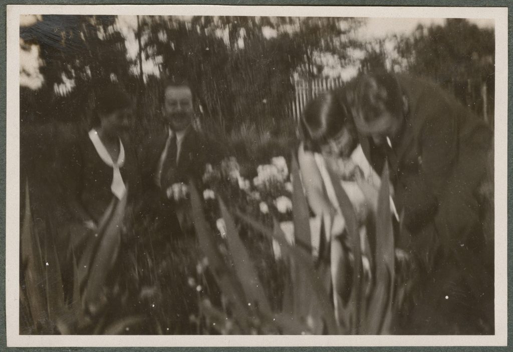 Paweł Mussil z przyjaciółmi, scena w plenerze