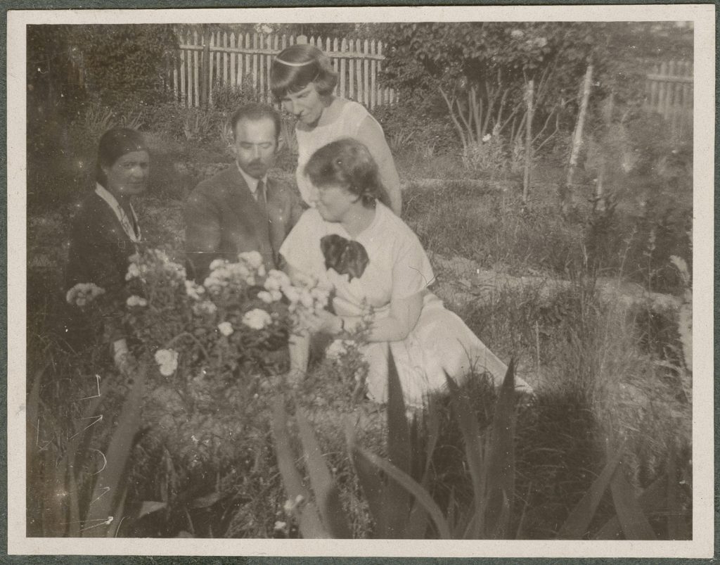 Siostry Kosińskie z przyjaciółmi, scena w plenerze