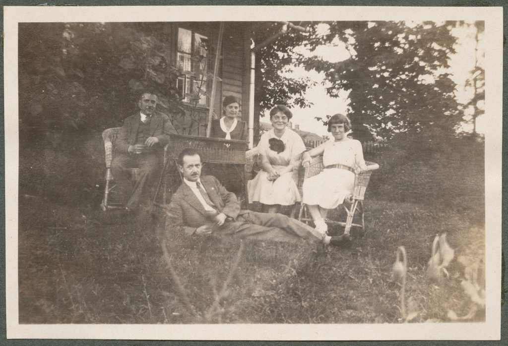 Grupa przyjaciół, portret zbiorowy w plenerze