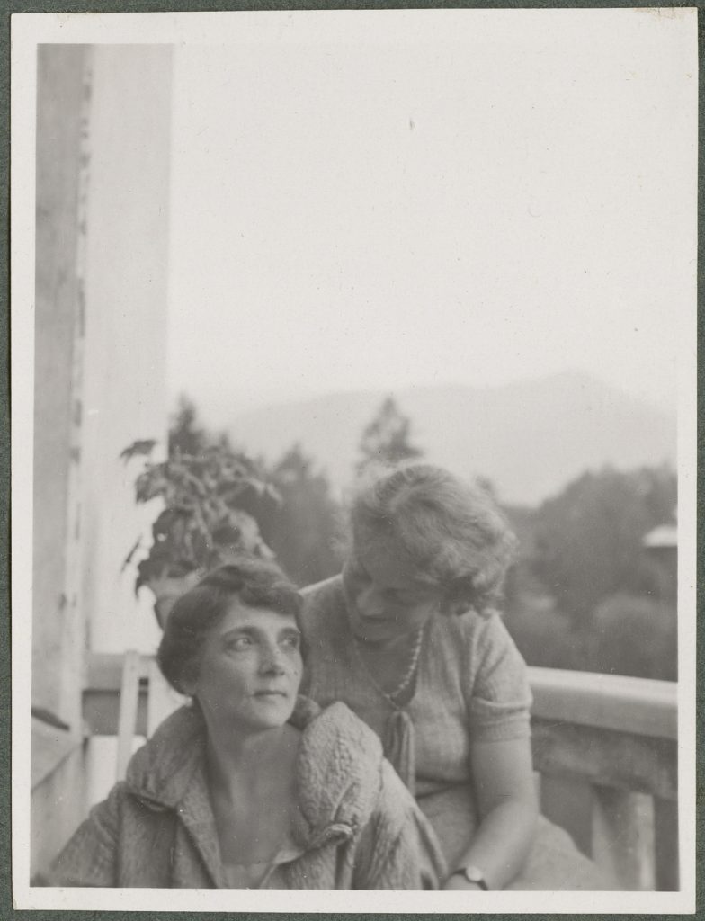 Dwie kobiety siedzące na balkonie, portret w plenerze