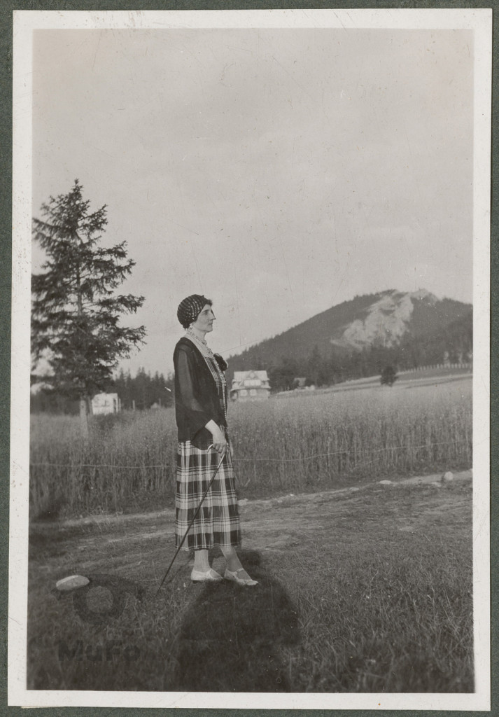 Zakopane, Pod reglami, Wanda Korytowska stojąca  portret w plenerze , w tle pejzaż górski