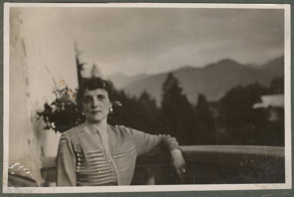 Wanda Korytowska na balkonie, portret w plenerze