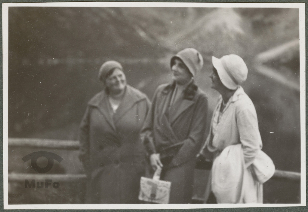 Helena Kosińska, Wanda Korytowska , Zofia Mussilowa stojące przy barierze,  portret w plenerze, w tle pejzaż górski odbity w wodzie (Morskie Oko)