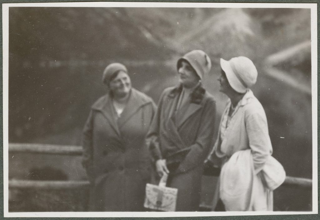 Trzy kobiety nad Morskim Okiem, portret w plenerze