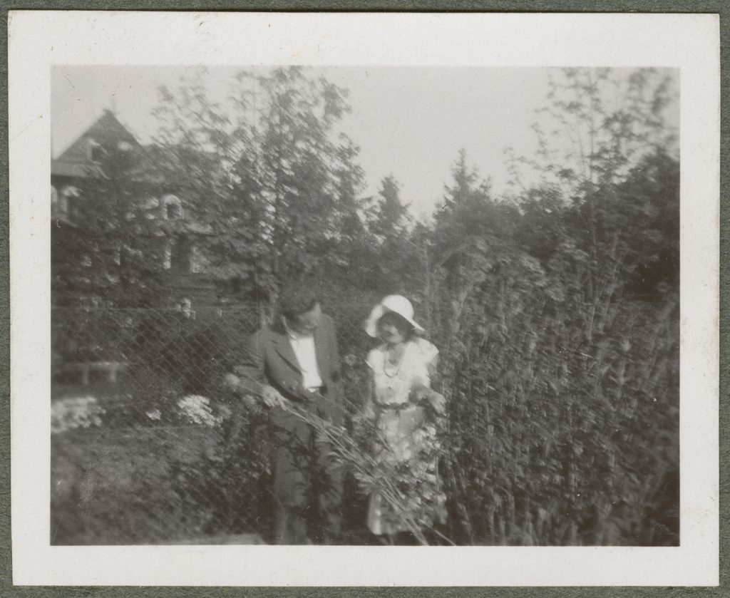 Dwie osoby, w ogrodzie