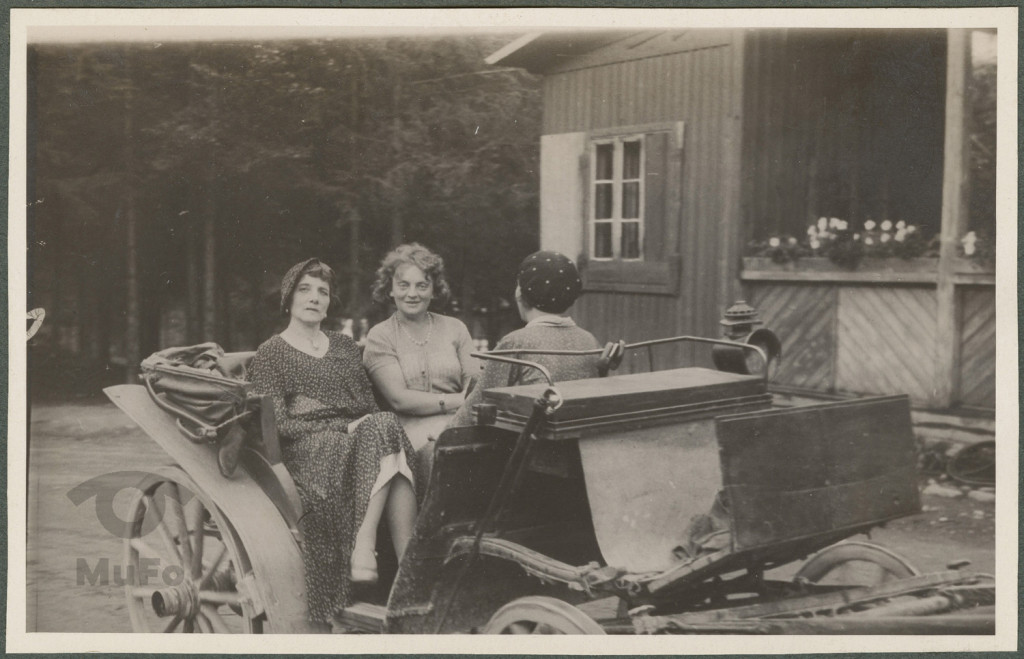 Wanda Korytowska, Zofia Mussilowa, Maria (Marie ?) siedzące w dorożce lub bryczce, w tle budynek restauracji w Kuźnicach i las