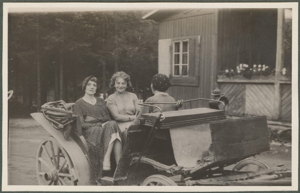 Trzy kobiety w pojeździe, portret w plenerze