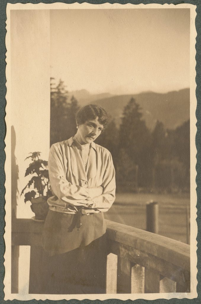 Wanda Korytowska na balkonie, portret w plenerze